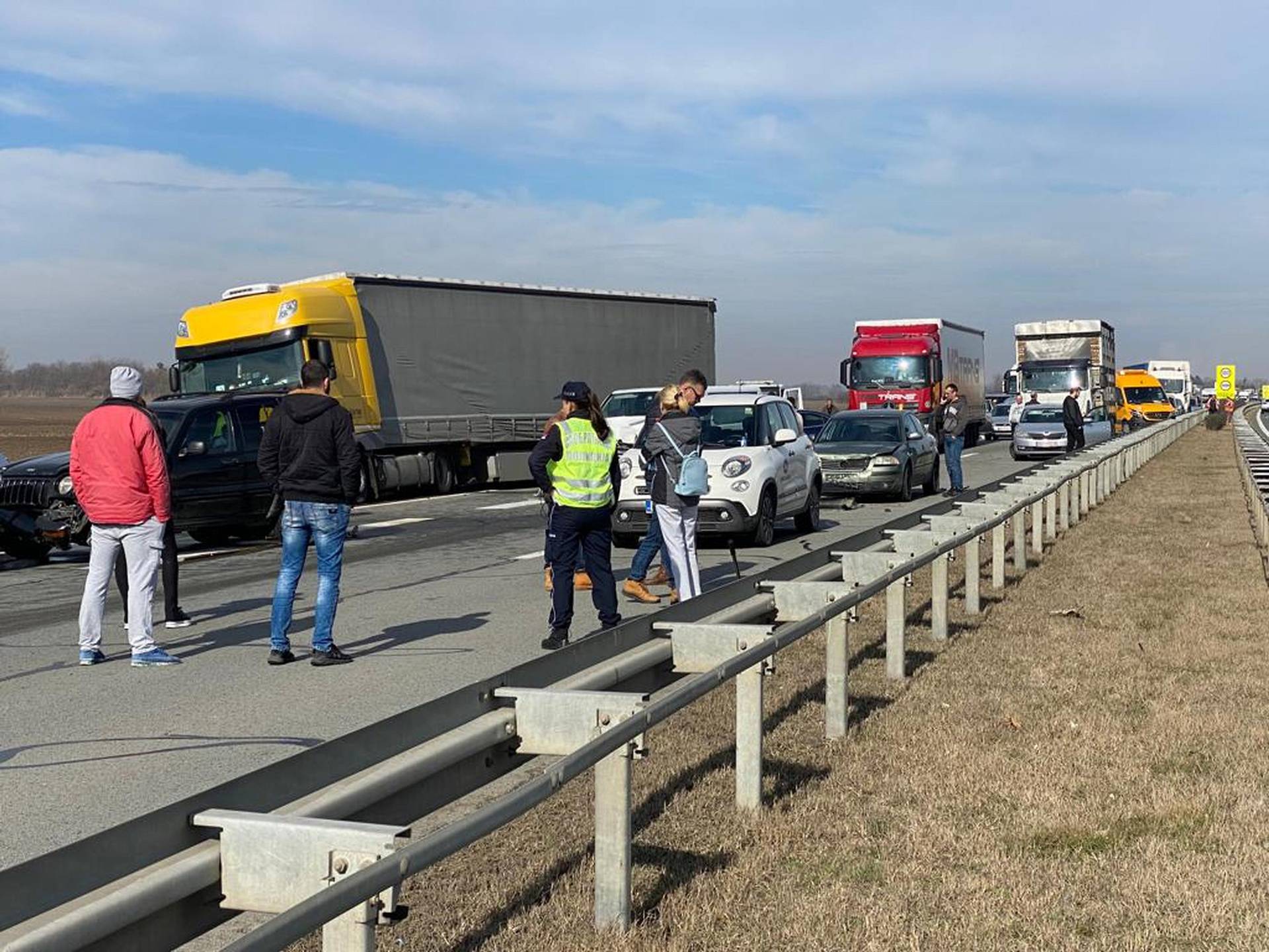 Više od 40 vozila sudjelovalo u lančanom sudaru na autocesti kod Stare Pazove