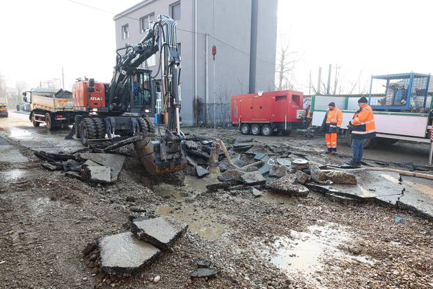 Zagreb: Radovi u Žajinoj gdje je puknula vodovodna cijev i poplavila ulicu