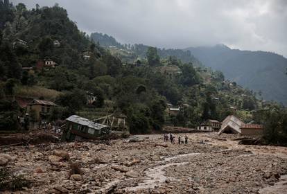 FOTO Katastrofa u Nepalu: Više od 200 mrtvih, poplave i bujice sve gore,  mnogi ostali zatrpani