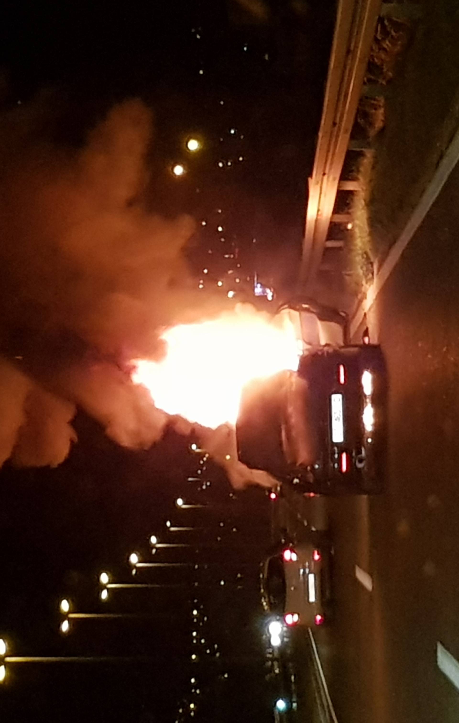 Zapalio se auto na brzoj cesti kod Solina, nema ozlijeđenih