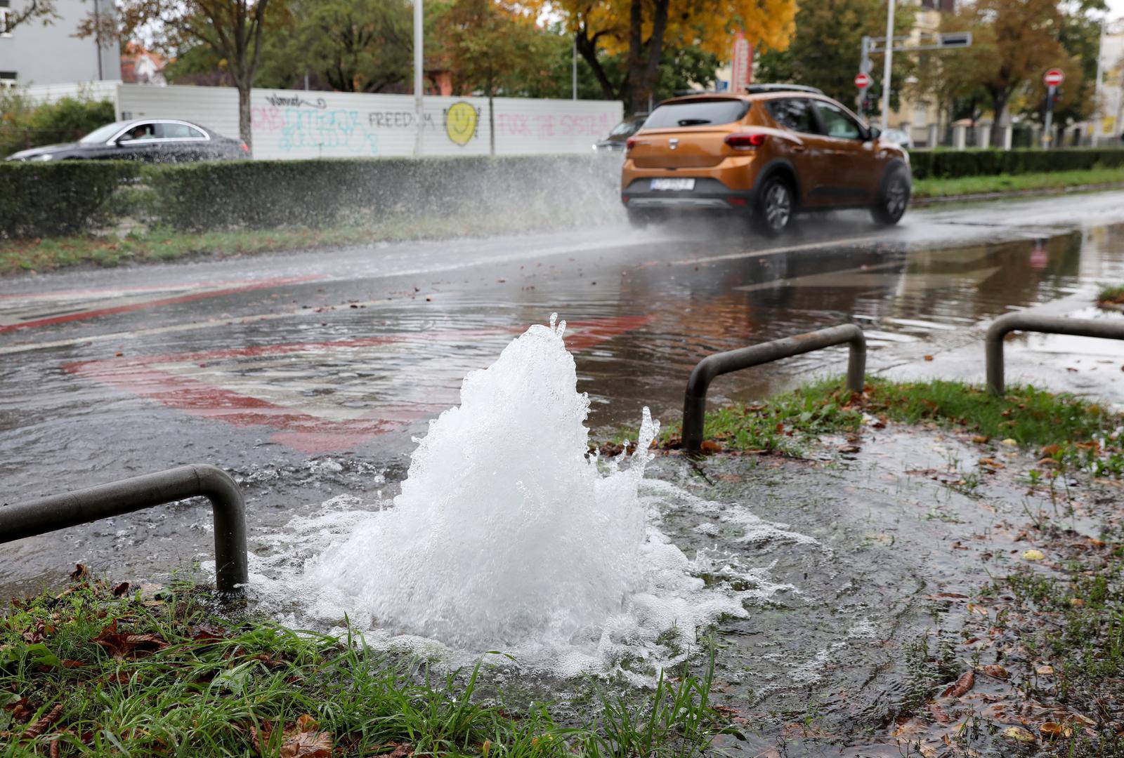 Zagreb: Zbog puknuća cijevi poplavljen dio Zvonimirove ulice