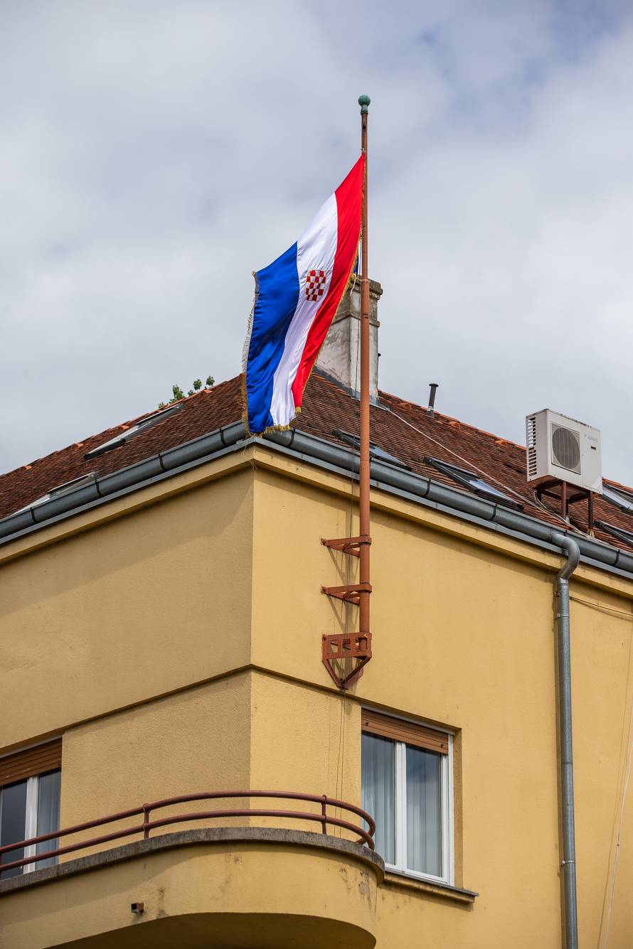 Osijek: Hrvatska zastava s prvim bijelim poljem na zgradi u kojoj živi Branimir Glavaš