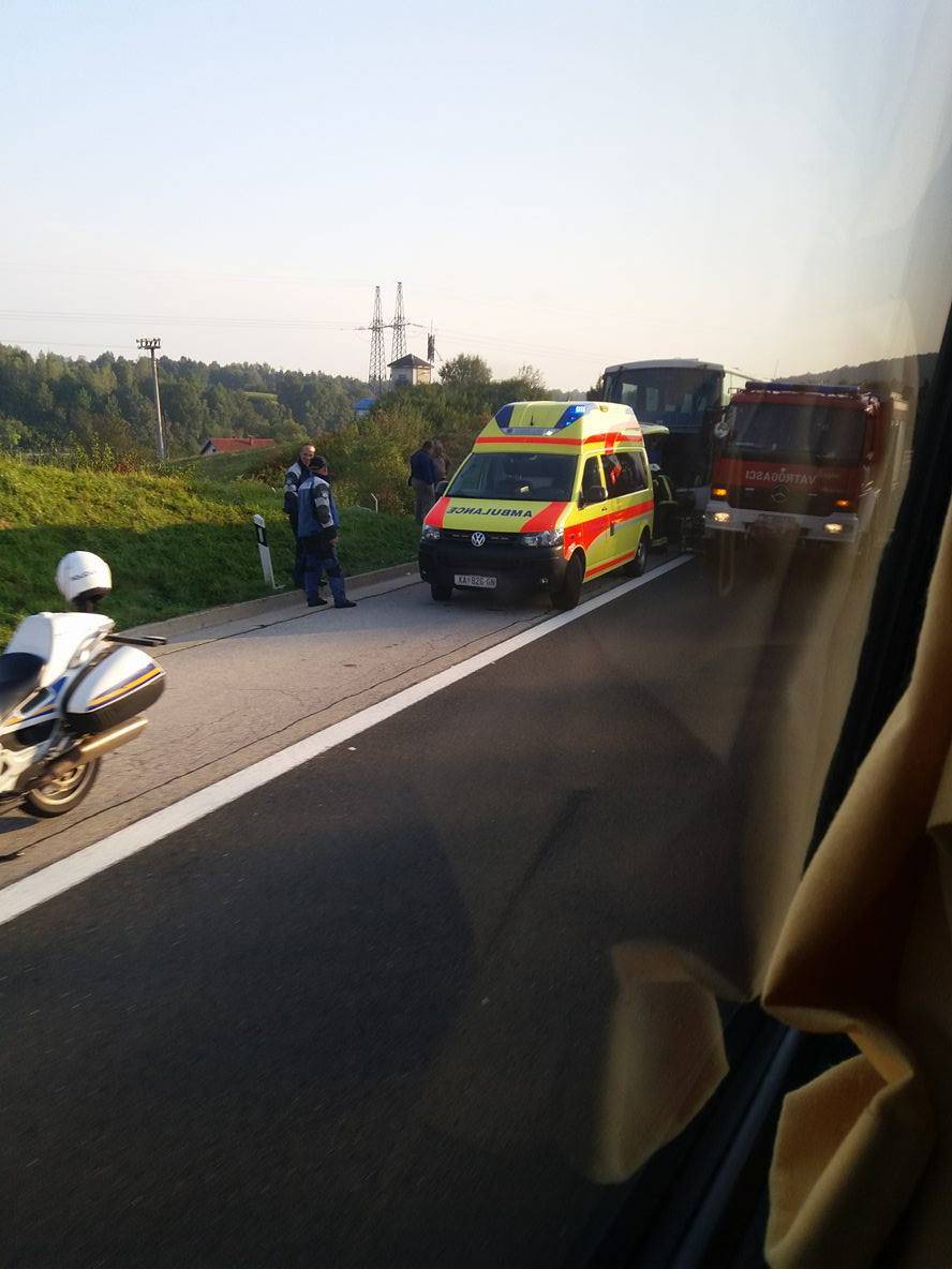 Vozačica umrla na mjestu, auto skoro završio na krovu dvorane