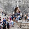 FOTO Dubrovnik ne pu&scaron;ta ljeto: 'Pr&zcaron;e' se na 31 stupanj, a stara gradska  jezgra prepuna turista