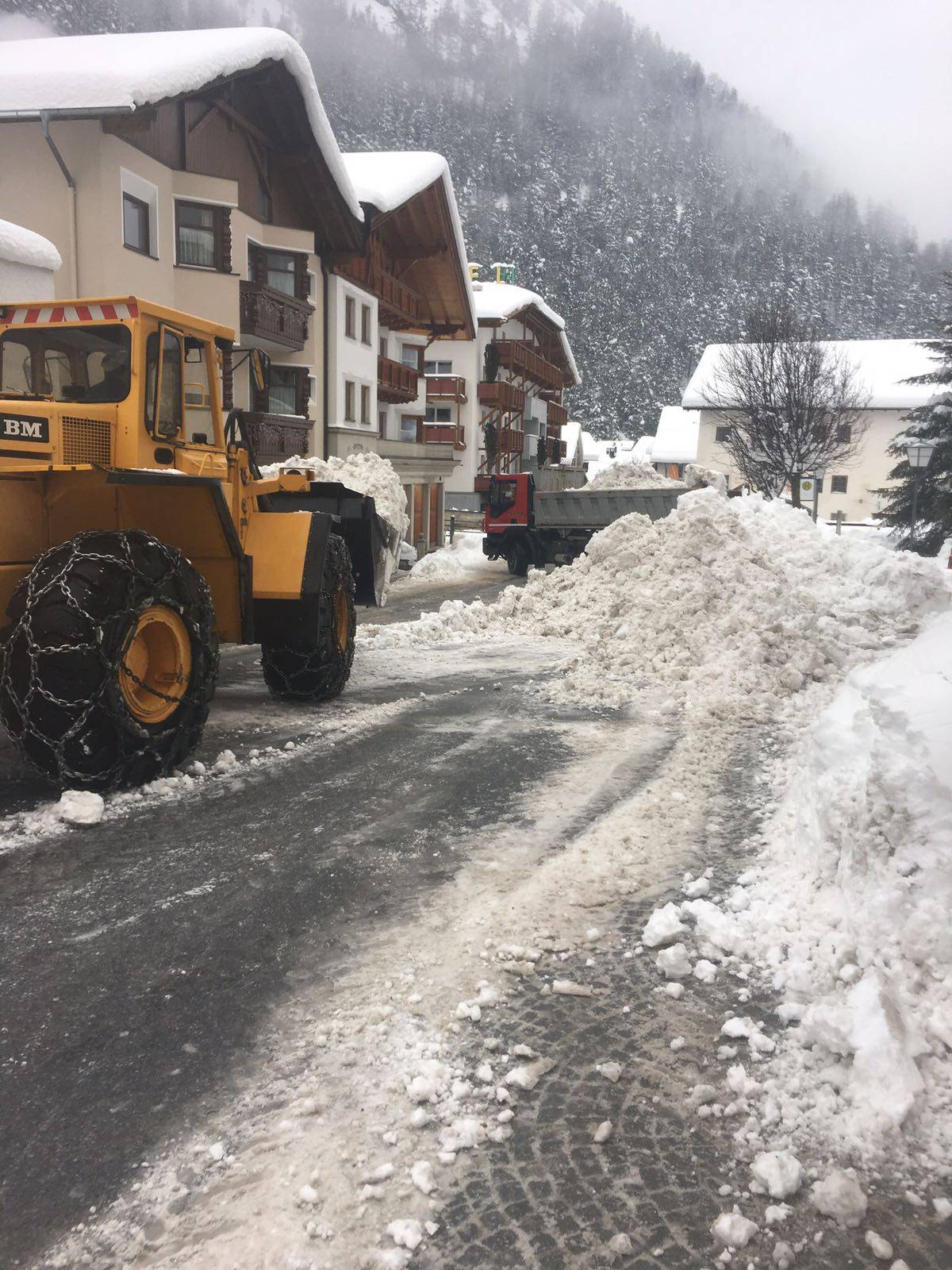 Hrvati zatočeni u Tirolu: Snijeg je zatrpao aute, ovdje je kolaps