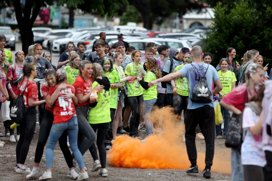 Rijeka: Maturanti srednjih škola širom grada slave kraj srednjoškolskog obrazovanja