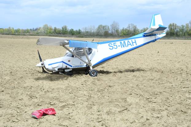 Srušio se mali avion kod Siska, pilot prošao bez ozljeda