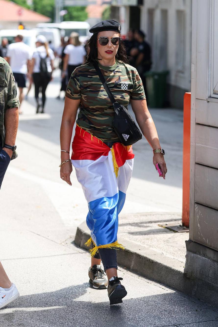 Sinj: Glavni modni detalji za koncert Thompsona - crna majica i zastava Hrvatske