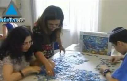 Izraelci i Palestinci u Tel Avivu zajedno slažu puzzle