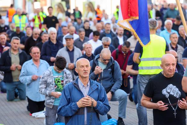 Zagreb: Molitelji na glavnom gradskom trgu