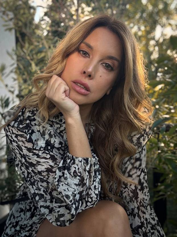 FOTO Nives od magle pobjegla na more, u prvi plan došle njene visoke čizme i mrežaste čarape