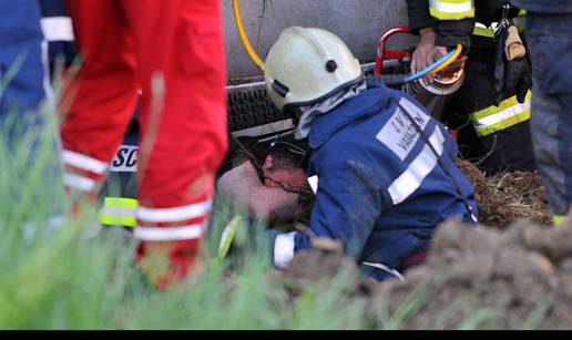 Na A4 se prevrnula cisterna, vatrogasci izvukli vozača (25)