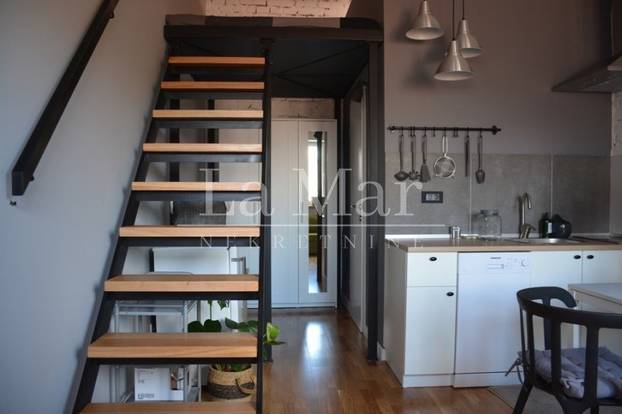 Ovo još niste vidjeli! Stolice po zidu, a krevet na 'stropu'. Ovih 18m2 u Zagrebu košta 122.000€