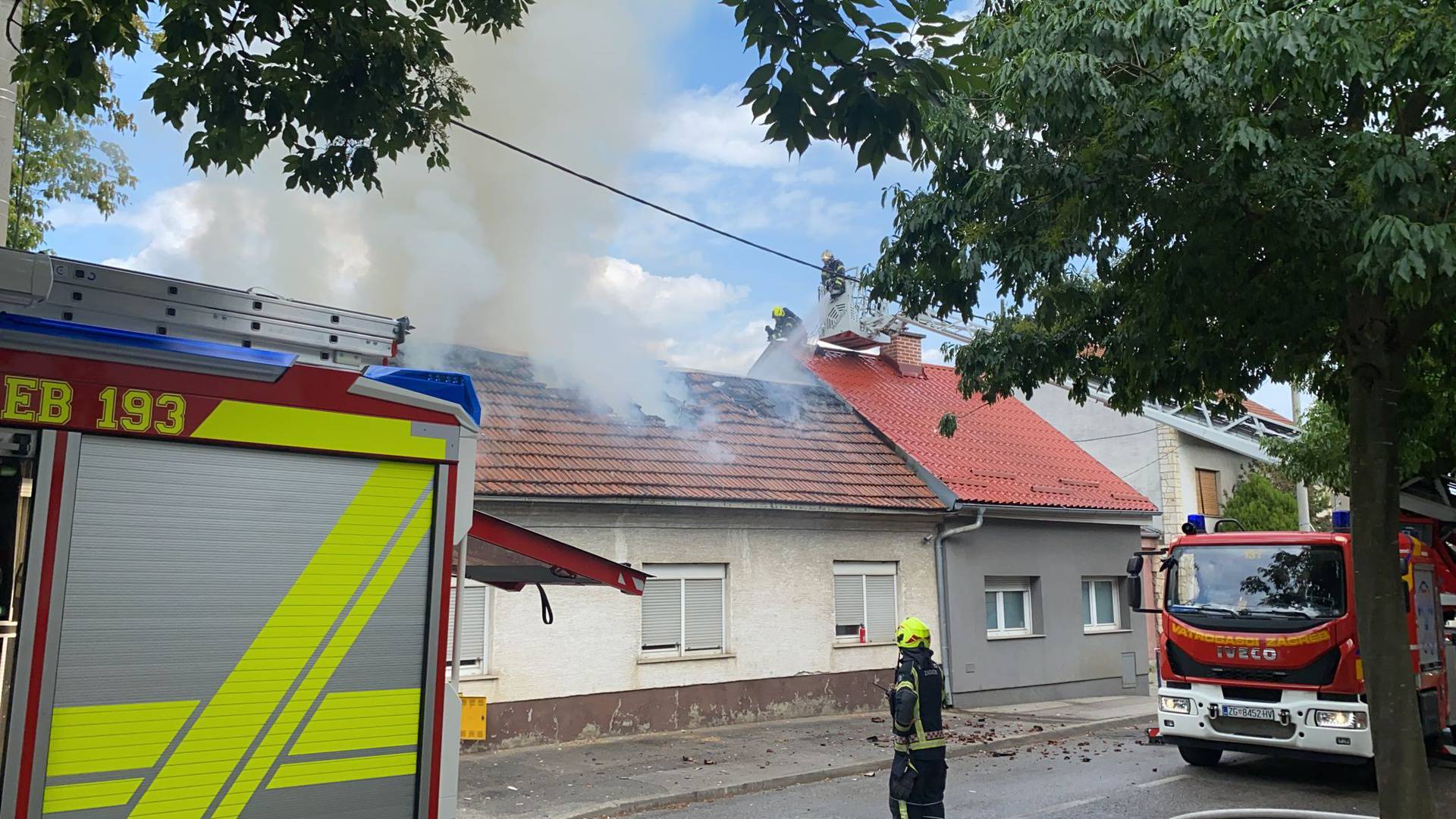 VIDEO Požar kuće u Zagrebu, na terenu vatrogasci: 'Vidio sam dim, zapalio im se i krov kuće'