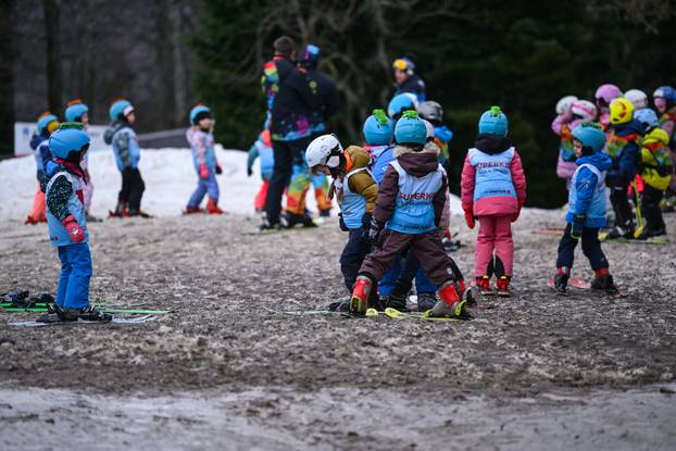 Zagreb: Blato i toplo vrijeme nisu spriječili najmlađe skijaše na Sljemenu