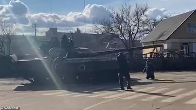 VIDEO Ukrajinac kleknuo pred ruski tenk, htio ga je zaustaviti