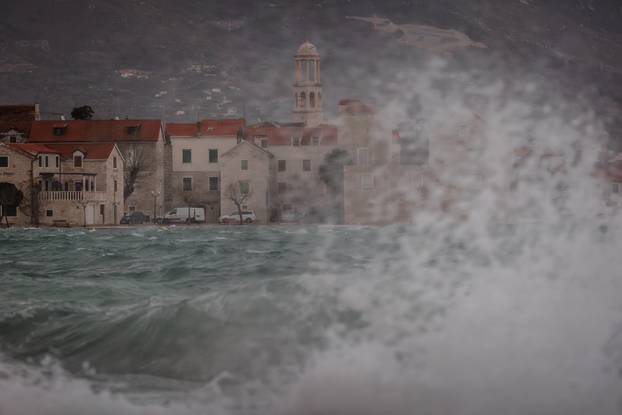 Olujno jugo zahvatilo Kaštela