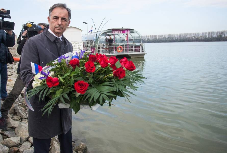 Vukovar: Milorad Pupovac poloÅ¾io vijenac u rijeku Dunav