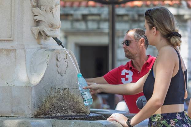Brojni turisti traže osvježenje na visokim temperaturama u Dubrovniku