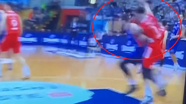 VIDEO Zvezdaš je košarkaša Cibone udario rukom u glavu. Sucima je to bio tek običan faul