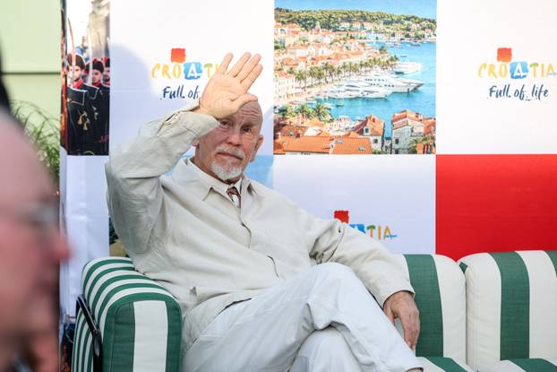 Alexandria: John  Malkovich iznenadio Vatrene u hotelu Aka