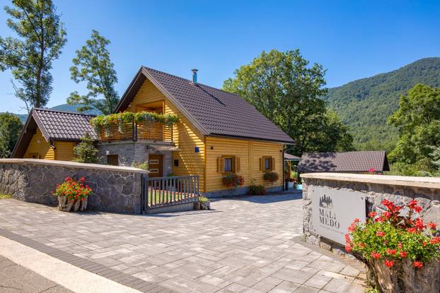 FOTO Kuću za odmor Mali Medo kod rodnog sela Nikole Tesle u Lici okružuje pravi prirodni raj