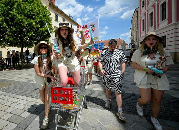 Maturanti u Varaždinu započeli svoj mimohod minutom šutnje za ubijenog Luku (19) iz Drniša