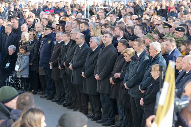 Brojni građani, branitelji i državni dužnosnici okupljaju se ispred bolnice u Vukovaru