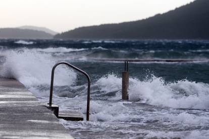 Šibenik: Jako jugo i plima poplavili Jadriju 