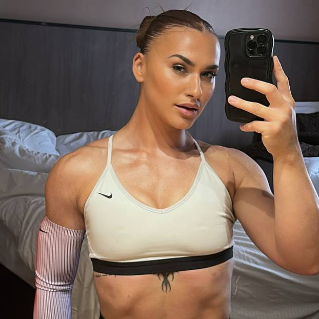 FOTO Ona može sve! Bacala je kuglu pa postala 'kraljca leda', a sjajnom figurom golica maštu