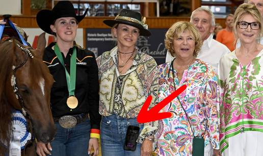 Corinna Schumacher pozirala s kćeri, a onda joj je zasvijetlio mobitel. Prizor je dirnuo mnoge