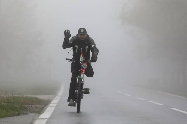 Branitelj na biciklu dolazi iz Osijeka u Vukovar na obilježavanje Dana sjećanja na žrtvu Vukovara
