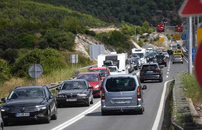 Požar na vozilu na Jadranskoj magistrali, vozi se naizmjence