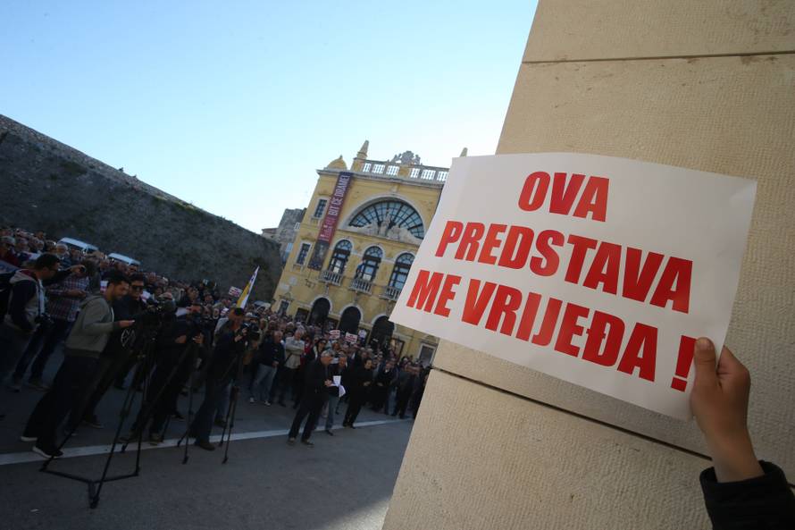 Policija izbacila HSP-ovce koji su ometali Frljićevu predstavu