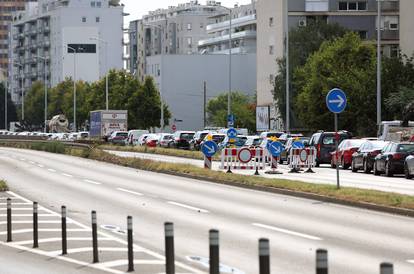 FOTO Ljudi se vraćaju u Zagreb, radovi još traju: Ovako je jutros bilo na podvožnjaku kod Savske