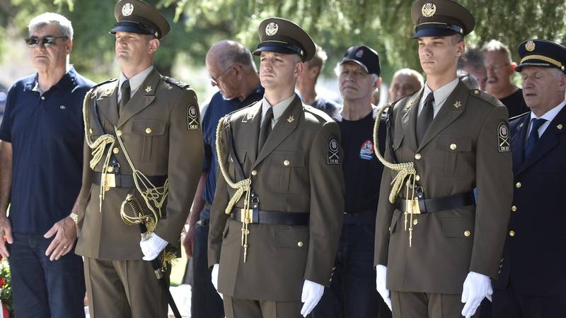 MORH: Vojska neće spavati na srpskim madracima