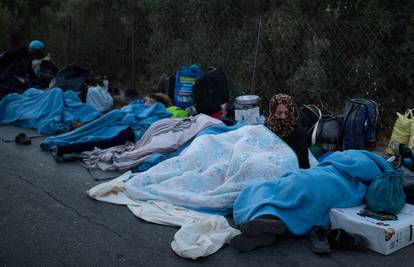 Treći dan užasa: Migranti na Lezbosu spavali na otvorenom