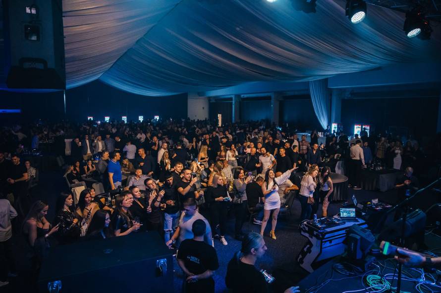 Spektakl za pamćenje – Aca Lukas i Mira Škorić zapalili Globus na Velesajmu!