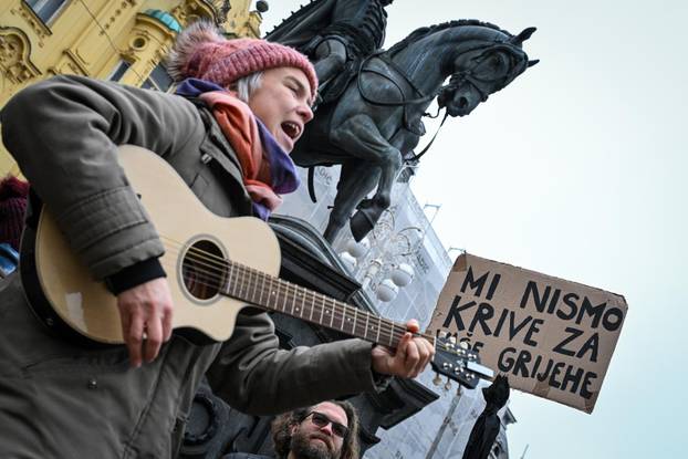 Zagreb: Molitelji i prosvjednici na Trgu bana Jelačića