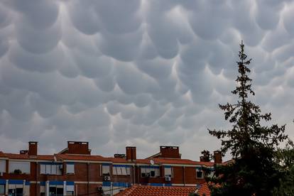 FOTO Nad obalom se pojavili rijetki i jedinstveni Mammatus oblaci: Evo što oni predstavljaju