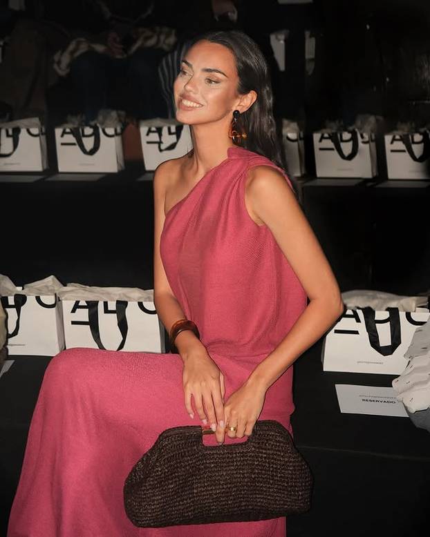 FOTO Diplomirana psihologinja našla se u svijetu mode: Njeno tijelo obara, isto kao i outfiti