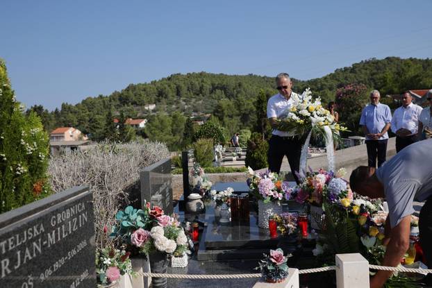 Vela Luka: Polaganje vijenaca na grob Olivera Dragojevića