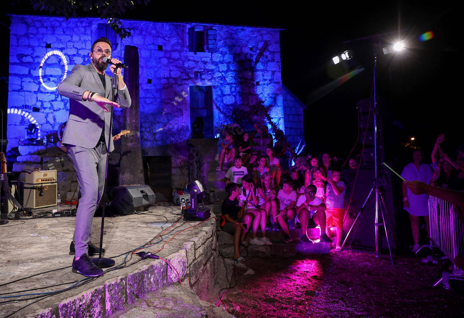 Zadvarje: Petar Grašo i Domenica nastupili na Zadvarskoj noći