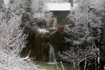 Magični prizori sa slapova Slunjčice: Snijeg pokrio Rastoke