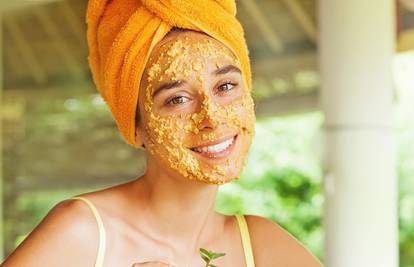 Za manje bora: Na lice, vrat i dekolte stavite masku od meda