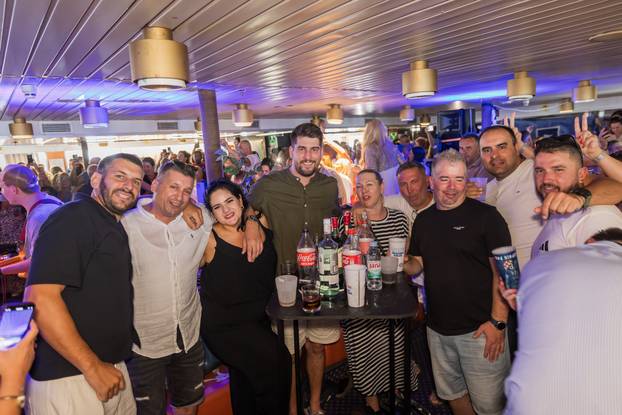Split: Atmosfera na trajektu koji vozi na koncert Trag u beskraju