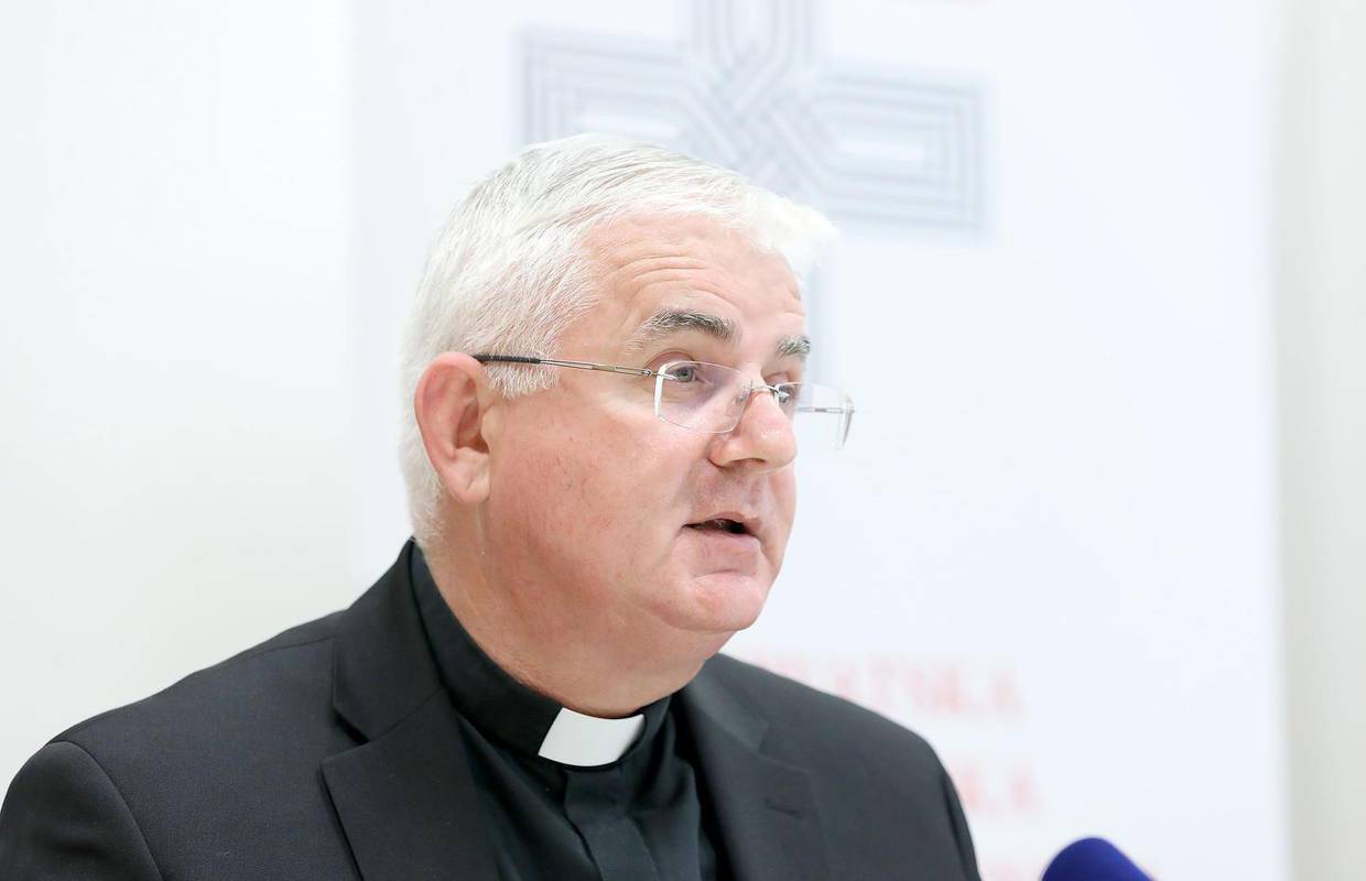Nadbiskup Uzinić: 'Nitko se nema pravo pozivati na vjeru kao razlog da se ne cijepi'