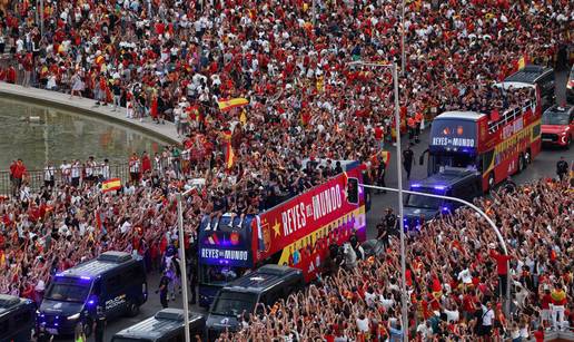 Madrid je popri&scaron;te ludila! Dva milijuna navija&ccaron;a s nacionalnim herojima slavi u srcu &Scaron;panjolske