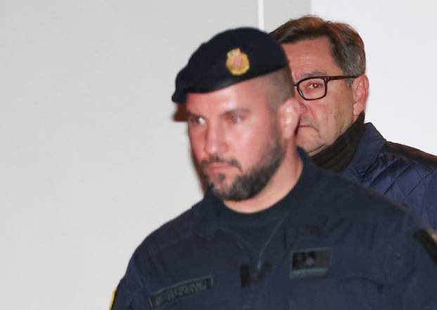 Zagreb: Izlazak Andrije Mikulića i inspektora iz kuće nakon opsežne pretrage