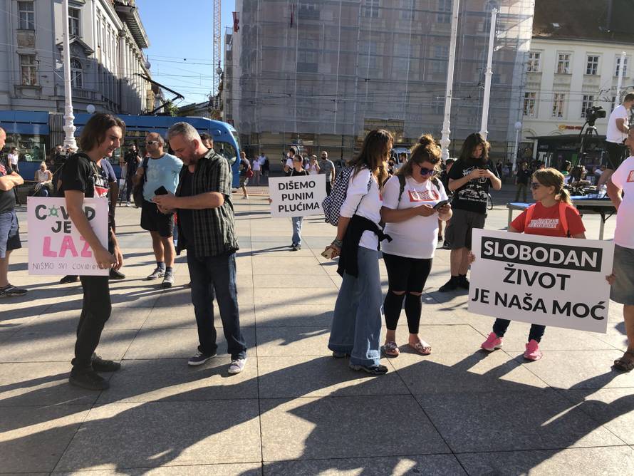 Tony Cetinski zaurlao: 'Cijepite si mamu!', a skup na trgu je završio s hrvatskom himnom